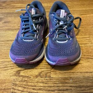 Brooks Womens running shoes